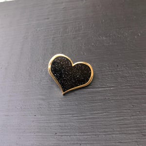 Pin de corazón para el apoyo al duelo - Esmalte negro con purpurina imagen 5