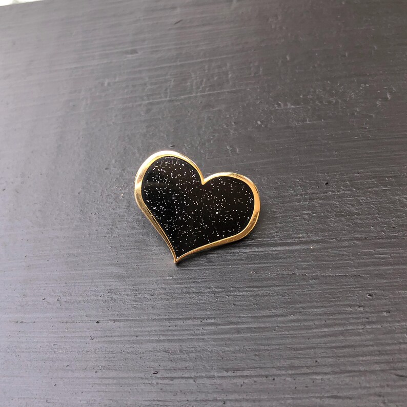 Pin de corazón para el apoyo al duelo - Esmalte negro con purpurina imagen 5
