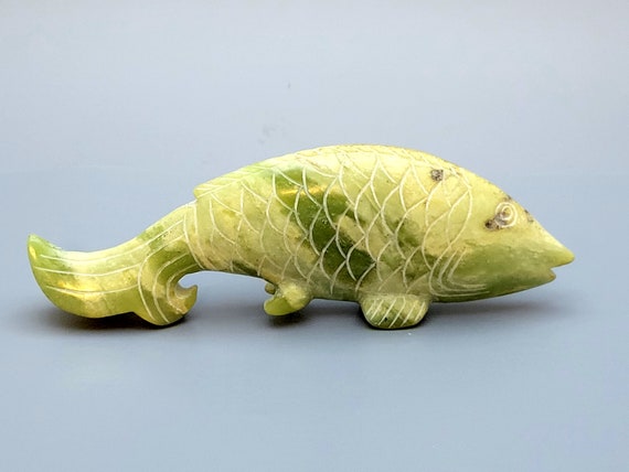 翡翠の鯉彫り骨董品17cm×17cm飾り置き物 翡翠の鯉彫り骨董品17cm×17cm飾り置き物 【公式通販】