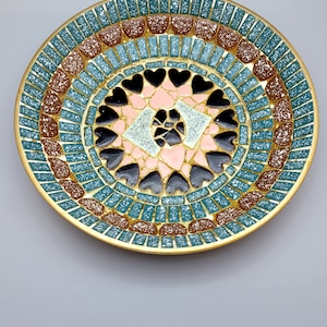 Vintage PM Israel Handgemachtes altes Retro Emaille Mosaik auf Messing Schale, mit Steuerstempeln aus dem 60./