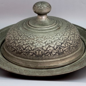 Antike persische Zinn Reis und Fleisch Servierplatte und Deckel. Er ist mit zeittypischen Gravuren verziert. Persisches Küchenutensil aus dem 19ten Jahrhundert