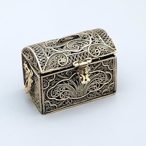 Miniature snuff  sterling silver box made with filigree Technik.