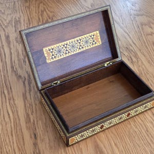 Vintage Damascus Marquetry Box – Bone Inlay Wood Humidor Style Collectible image 2