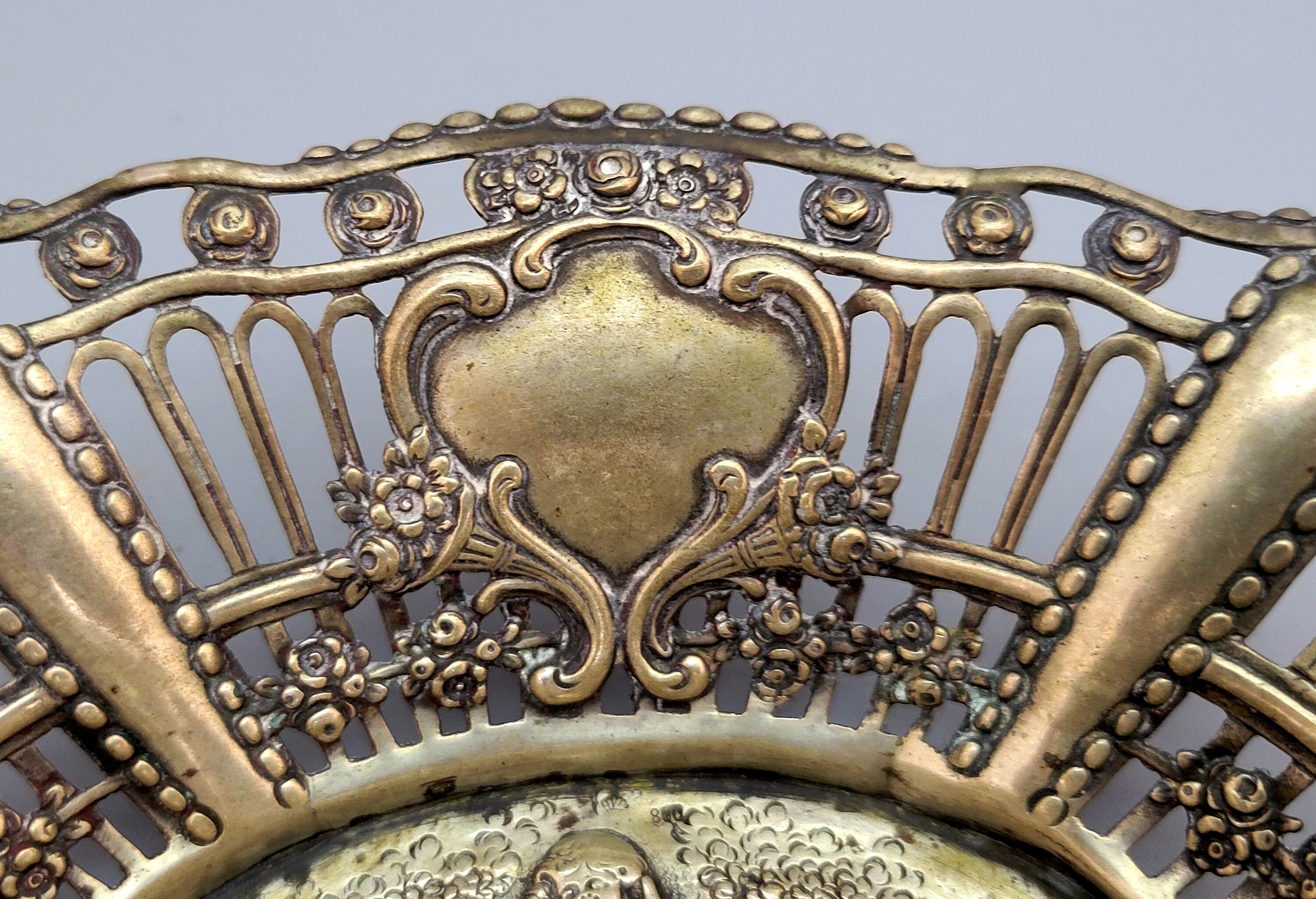 1900年頃のドイツ製アンティーク800シルバーバスケット。ハンマーと鋸
