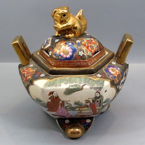Vintage Japanese satsuma incense  burner. Mid 29th century Japanese large satsuma incense burner marked