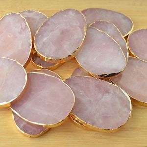 5 peças fatias de quartzo rosa natural laje de pedra borda dourada banhada para cartões de nome de casamento cartões de visita número da mesa - cerca de 3 polegadas