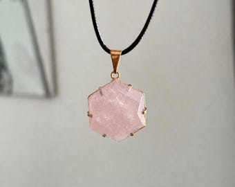 Sechseckiger Anhänger aus dem Halbedelstein Rosenquarz, 18 Karat vergoldet.
