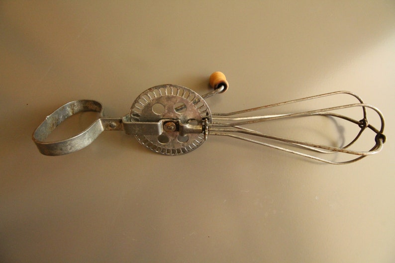 Small vintage crank whip early twentieth century 1940 brand QUARTER bt\u00e9 SGDG
