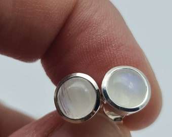 Orecchini a bottone con pietra di luna arcobaleno per lei, fatti