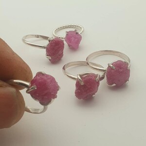 Peut inclure: Cinq bagues en argent avec des pierres pr&eacute;cieuses de rubis brut roses. Les bagues sont serties avec les pierres pr&eacute;cieuses dans une monture &agrave; griffes.