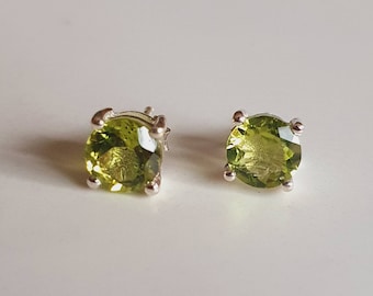 Orecchini A Perno Argento 925 Con Zirconi Rotondi Verdi 6mm - Fatti A Mano In Thailandia