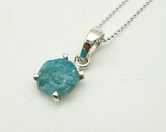 Raw apatite pendant 925 silver, apatite pendants, prong claw pendants, gemstone pendants, natural apatite necklace, apatite jewellery