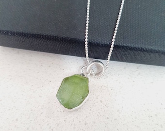 Raw mini  Peridot pendant 925 silver, Peridot Pendants, natural Peridot silver pendant, gemstone pendants, Peridot jewellery