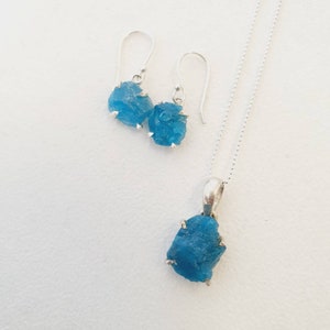 Raw neon apatite pendant 925 silver, apatite pendants, prong claw pendants, gemstone pendants, natural apatite necklace, apatite jewellery