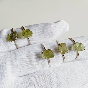 Mini Roh Peridot Ring 925 Sterling Silber, Rohedelstein Ringe,Rohstein Ring,Minimalist Ring,Peridot Ringe,Silberring,grüne Ringe