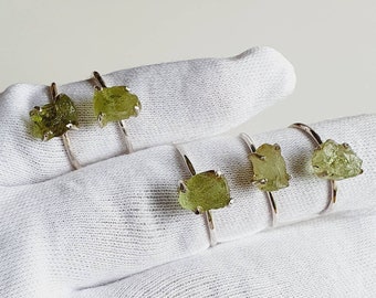 Mini bague péridot brute en argent sterling 925, bagues en pierres précieuses brutes, bague en pierre brute, bague minimaliste, bagues péridot, bague en argent, bagues vertes