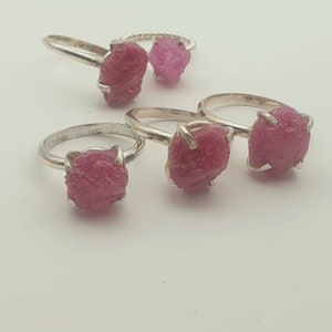 Peut inclure: Cinq bagues en argent avec des pierres pr&eacute;cieuses en rubis rose. Les bagues sont serties de rubis bruts non taill&eacute;s.