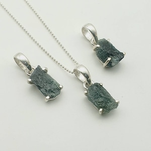 Raw Tourmaline pendant 925 silver,rough Tourmaline necklace,green Tourmaline pendant,Minimalist pendants,Crystal pendants,gemstone pendant