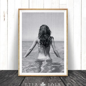 Svartvitt strandfotografi, kvinna i havet (digital nedladdning)