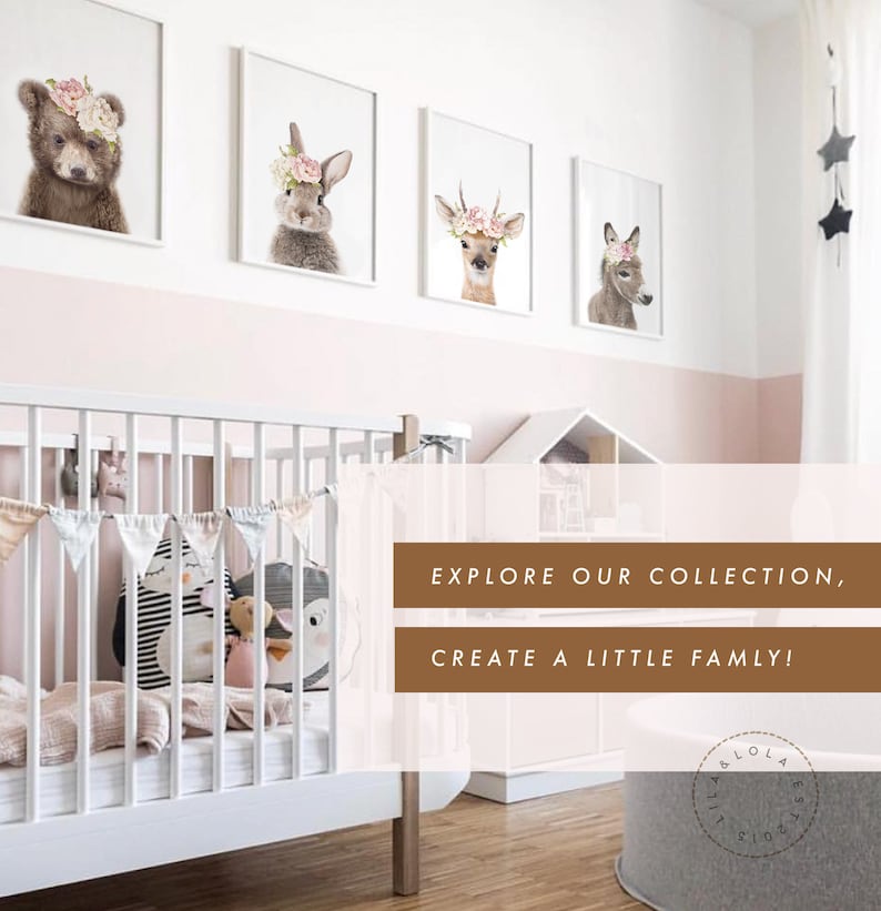 Puede incluir: Una habitaci&oacute;n de beb&eacute; con una cuna blanca y una pared rosa. Hay cuatro impresiones de animales enmarcadas en la pared, cada una con un animal diferente que lleva una corona de flores. El texto "Explore our collection, create a little family!" se muestra sobre un fondo marr&oacute;n.