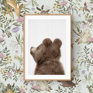 Impresión de arte de pared de oso bebé, vista trasera ~ decoración de vivero de animales del bosque ~ impreso y enviado ~ fondo gris