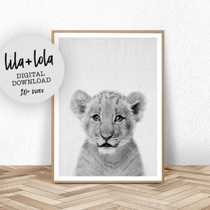 Impresión fotográfica de cachorro de león: Arte infantil de safari en blanco y negro (descarga digital)