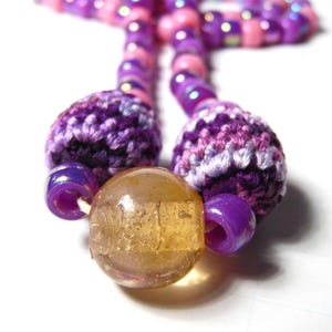 Collar de cuentas de crochet: cuentas de poni rosas y moradas, cuentas focales de vidrio imagen 3