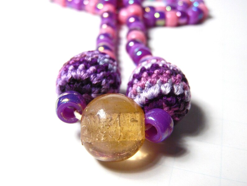 Collar de cuentas de crochet: cuentas de poni rosas y moradas, cuentas focales de vidrio imagen 3