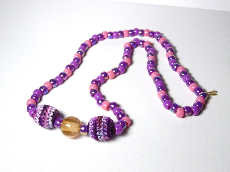 Collar de cuentas de crochet: cuentas de poni rosas y moradas, cuentas focales de vidrio imagen 6