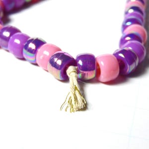 Collar de cuentas de crochet: cuentas de poni rosas y moradas, cuentas focales de vidrio imagen 4