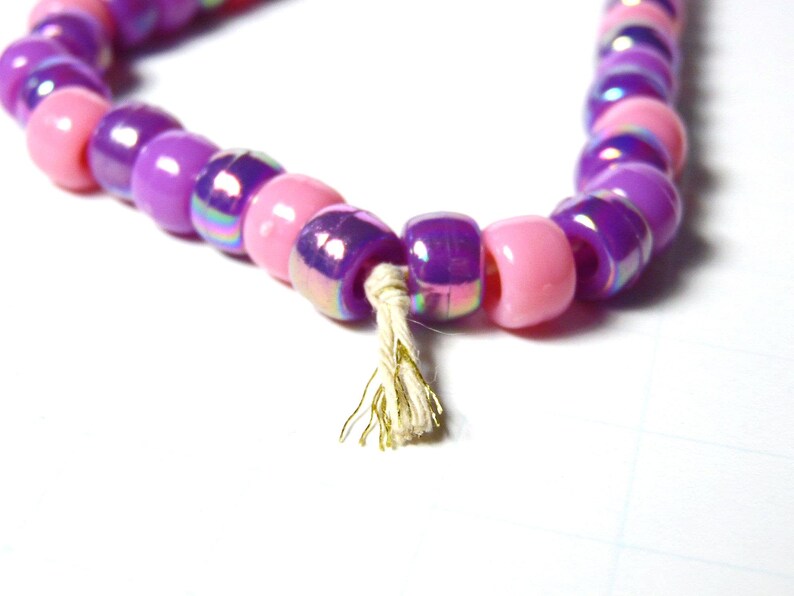 Collar de cuentas de crochet: cuentas de poni rosas y moradas, cuentas focales de vidrio imagen 4