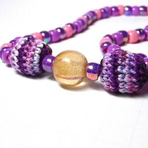 Collar de cuentas de crochet: cuentas de poni rosas y moradas, cuentas focales de vidrio imagen 5