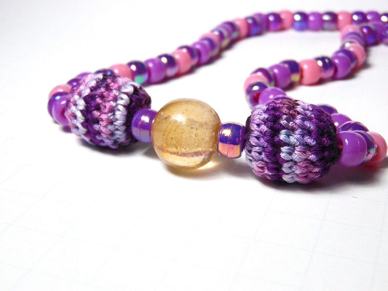 Collar de cuentas de crochet: cuentas de poni rosas y moradas, cuentas focales de vidrio imagen 5