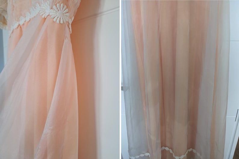 K&ouml;nnte beinhalten: Ein pfirsichfarbenes Vintage-Nachthemd mit einem transparenten Overlay. Das Oberteil hat wei&szlig;e florale Spitzentrimm. Der Stoff drapiert sich weich und erzeugt eine flie&szlig;ende Silhouette. Das Nachthemd ist wahrscheinlich aus leichtem Material.
