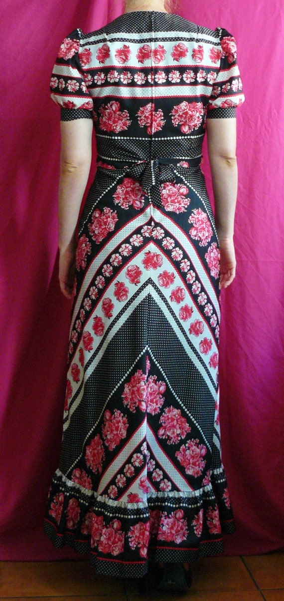 Vintage 60s - 70s maxi dress w/ pink roses and bl… - image 3