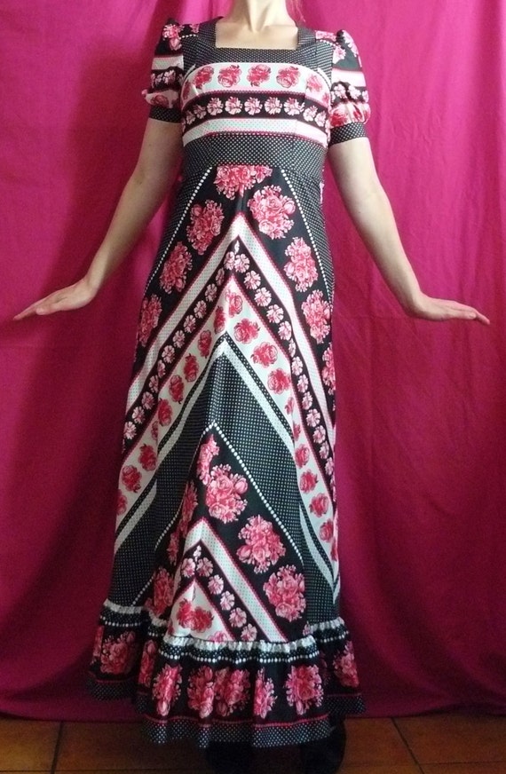 Vintage 60s - 70s maxi dress w/ pink roses and bl… - image 2