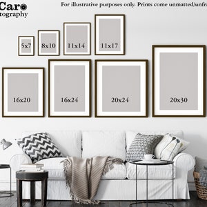 Peut inclure: Un mur blanc avec une vari&eacute;t&eacute; d'impressions encadr&eacute;es de diff&eacute;rentes tailles. Les impressions sont toutes blanches et ont des cadres noirs. Les cadres sont dispos&eacute;s en quinconce. Le texte sur les cadres indique : 5x7, 8x10, 11x14, 11x17, 16x20, 16x24, 20x24 et 20x30.