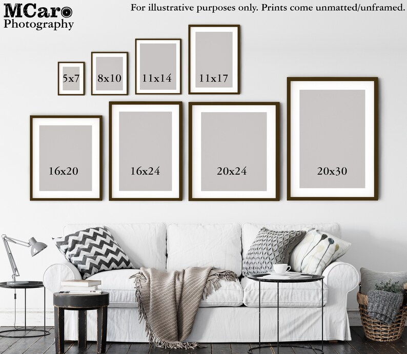 Peut inclure: Un mur blanc avec une vari&eacute;t&eacute; d'impressions encadr&eacute;es de diff&eacute;rentes tailles. Les impressions sont toutes blanches et ont des cadres noirs. Les cadres sont dispos&eacute;s en quinconce. Le texte sur les cadres indique : 5x7, 8x10, 11x14, 11x17, 16x20, 16x24, 20x24 et 20x30.