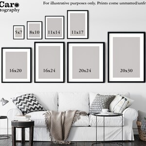 Peut inclure: Un mur blanc avec des cadres photo noirs de diff&eacute;rentes tailles. Les cadres sont dispos&eacute;s en quinconce. Les cadres sont vides et ont des passe-partout blancs. Les cadres sont &eacute;tiquet&eacute;s avec leurs dimensions en pouces. Le texte "For illustrative purposes only. Prints come unmatted/unframed." est en haut de l'image.