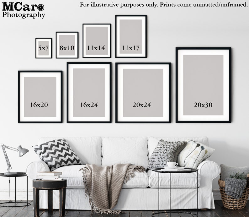 Peut inclure: Un mur blanc avec des cadres photo noirs de diff&eacute;rentes tailles. Les cadres sont dispos&eacute;s en quinconce. Les cadres sont vides et ont des passe-partout blancs. Les cadres sont &eacute;tiquet&eacute;s avec leurs dimensions en pouces. Le texte "For illustrative purposes only. Prints come unmatted/unframed." est en haut de l'image.