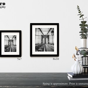 Peut inclure: Deux photographies encadr&eacute;es noires d'une image en noir et blanc d'un pont. Le cadre le plus petit est &eacute;tiquet&eacute; 5x7 et le cadre le plus grand est &eacute;tiquet&eacute; 8x10. Le dimensionnement est approximatif. L'impression est non mont&eacute;e/non encadr&eacute;e.