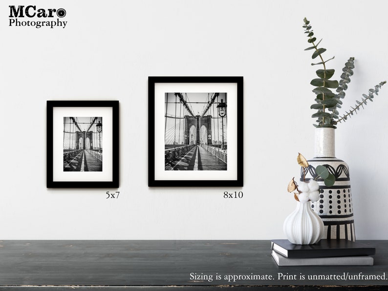 Peut inclure: Deux photographies encadr&eacute;es noires d'une image en noir et blanc d'un pont. Le cadre le plus petit est &eacute;tiquet&eacute; 5x7 et le cadre le plus grand est &eacute;tiquet&eacute; 8x10. Le dimensionnement est approximatif. L'impression est non mont&eacute;e/non encadr&eacute;e.