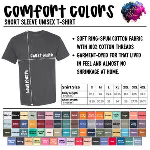 Op de afbeelding: Een donkergrijs unisex t-shirt met korte mouwen en een maattabel die de lichaamslengte en borstbreedte in inches weergeeft. De tekst bevat Comfort Colors, zachte ringgesponnen katoenen stof en een raster met een breed scala aan kleurnamen.