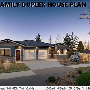 Puede incluir: Plano de casa dúplex para 2 familias con tejado gris oscuro, revestimiento gris claro y dos puertas de garaje. La casa tiene fachada de ladrillo y está rodeada de zonas verdes. El texto "2 FAMILY DUPLEX HOUSE PLAN" está en la parte superior.