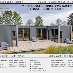以下が含まれることがあります： グレーの外壁と木製デッキを備えた、2ベッドルームのコンテナハウスの建築計画セット。プランには、リビングエリア、デッキ、2つのベッドルームが含まれています。寸法は36' x 24' 5"または480平方フィートです。
