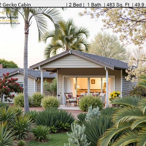 Puede incluir: Una cabaña beige con una gran ventana que da a un patio con sillas y una mesa. La cabaña está rodeada de exuberante vegetación verde y palmeras. El texto "Design: 52 Gecko Cabin" y "2 Bed | 1 Bath | 483 Sq. Ft | 49.9 m2" es visible en la imagen.