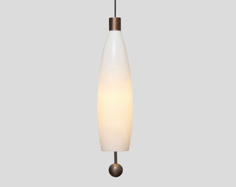 PIYON minimal modern design Pendelleuchte mit einem großen schlanken Lampenschirm von Balance Lamp