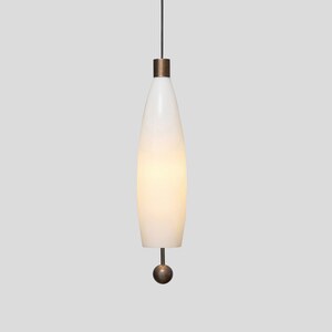 Minimalistische moderne designhanglamp PIYON met een grote slanke lampenkap van Balance Lamp