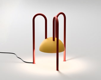 ALLUGI moderne geometrische Tischlampe von Balance Lamp mit einem gelben Globus und roten Beinen