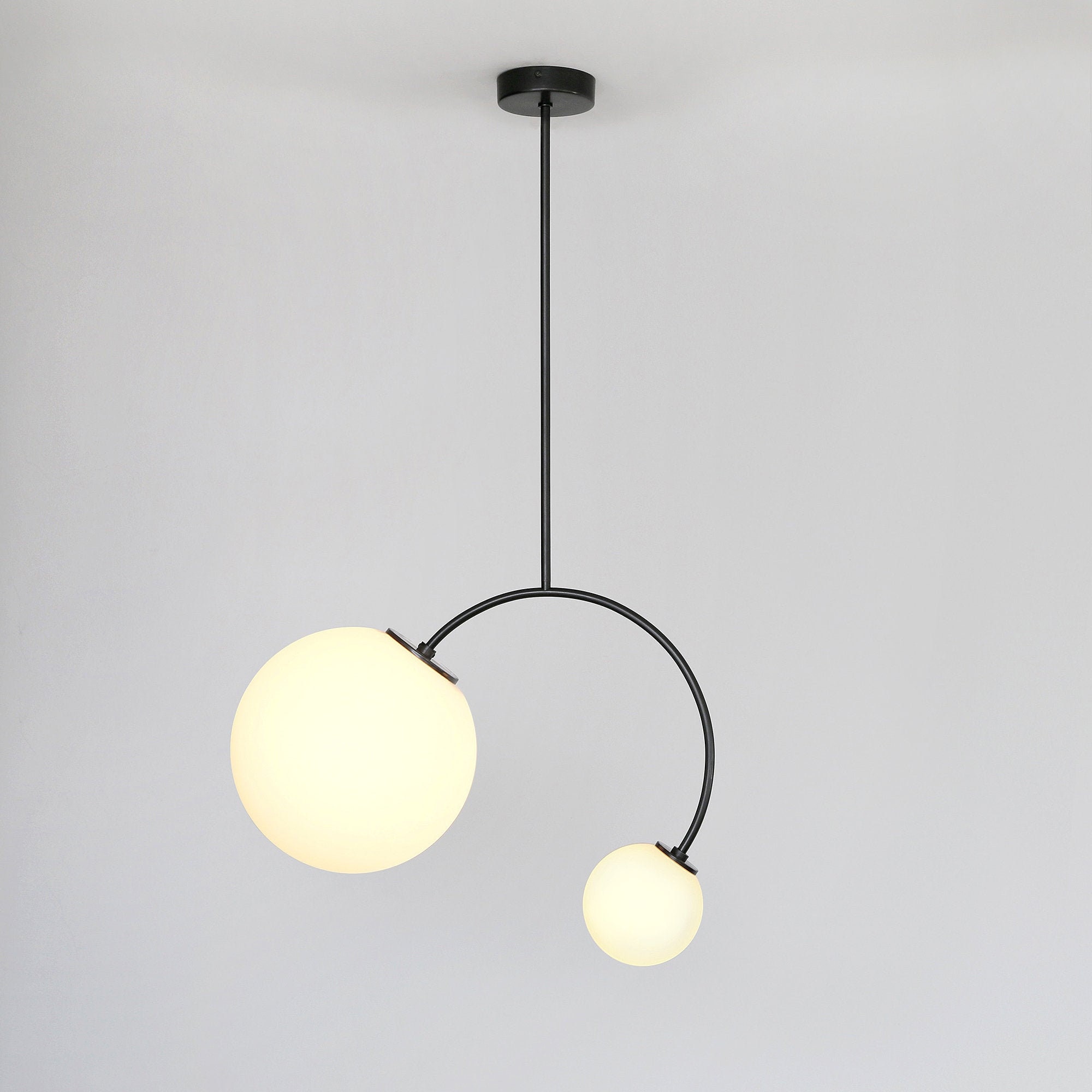 Digon Black Geometric Ceiling Lamp de Balance Suspension avec Deux Tailles d'abat-Jour Globe Blanc